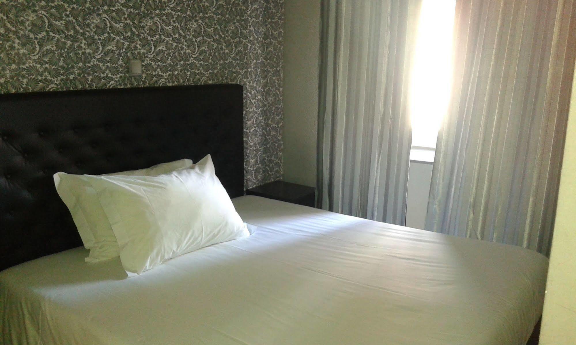 Pensao Beira Minho Hotel Lisbon Bagian luar foto